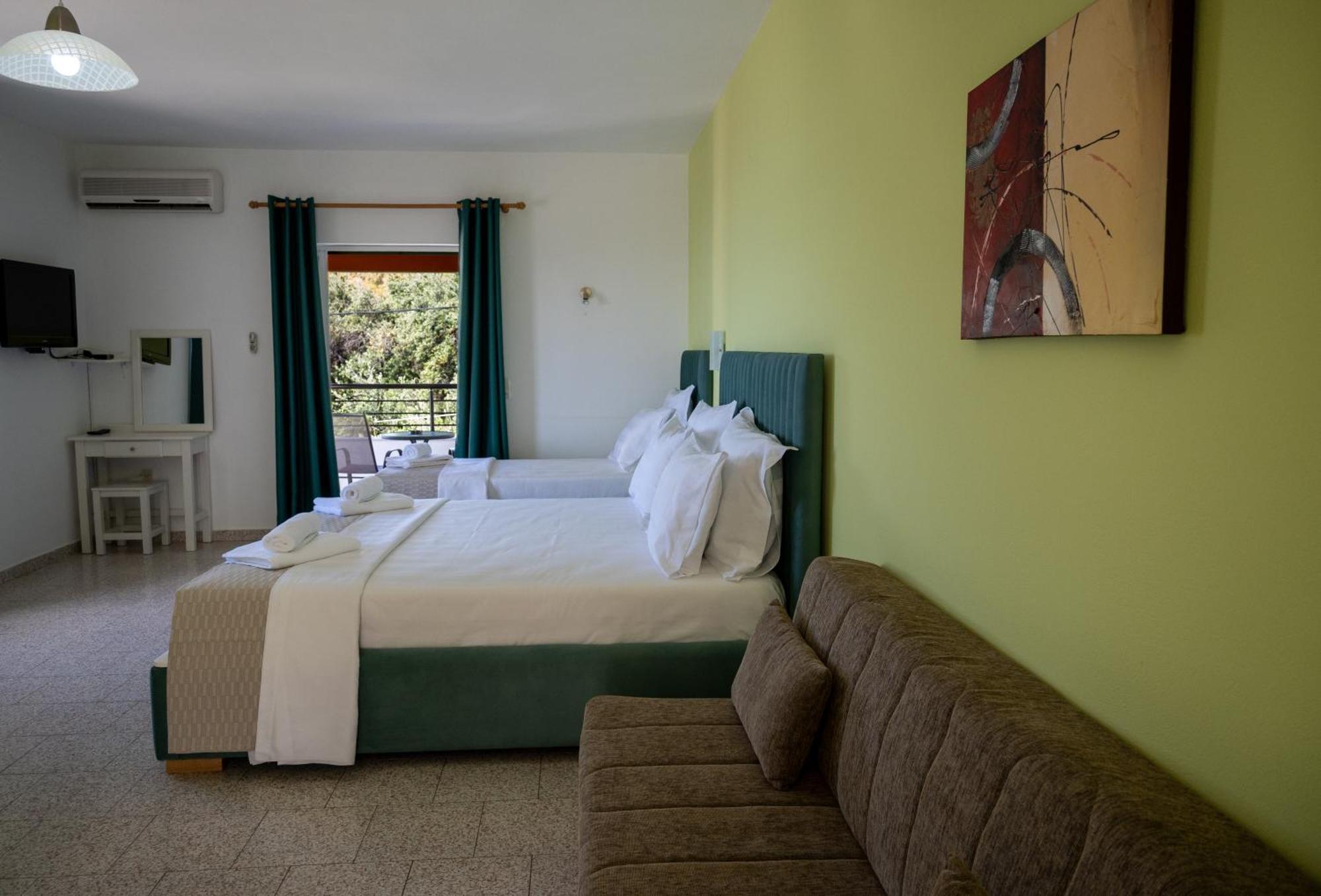 Crystal Blue Hotel, برباتي المظهر الخارجي الصورة
