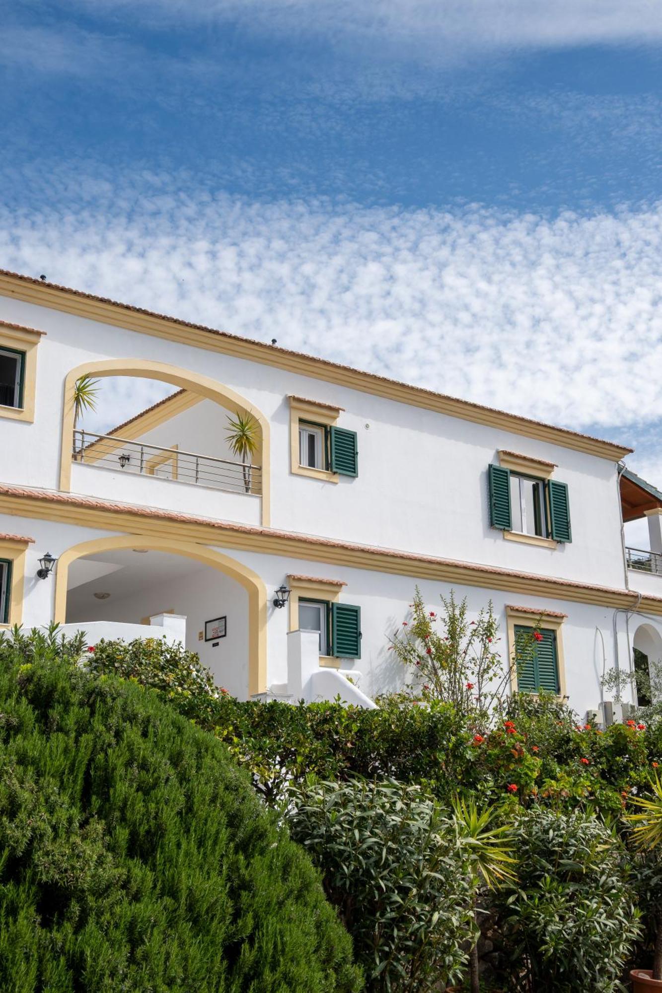 Crystal Blue Hotel, برباتي المظهر الخارجي الصورة