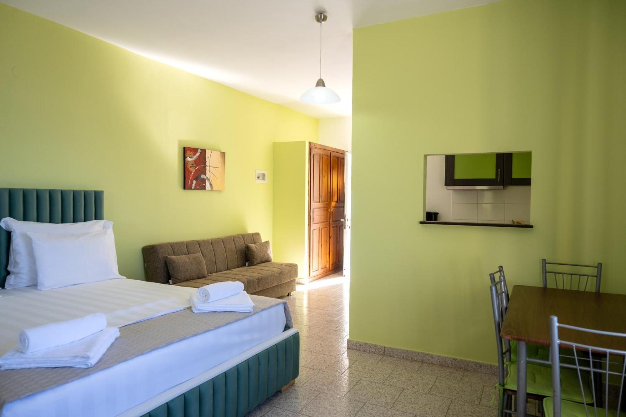 Crystal Blue Hotel, برباتي المظهر الخارجي الصورة