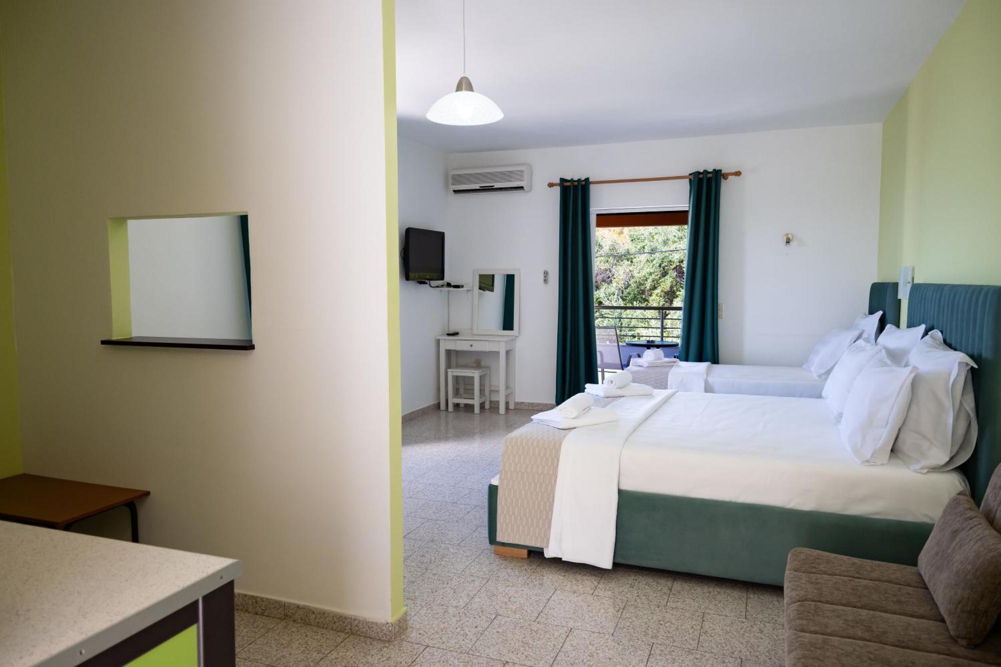 Crystal Blue Hotel, برباتي المظهر الخارجي الصورة