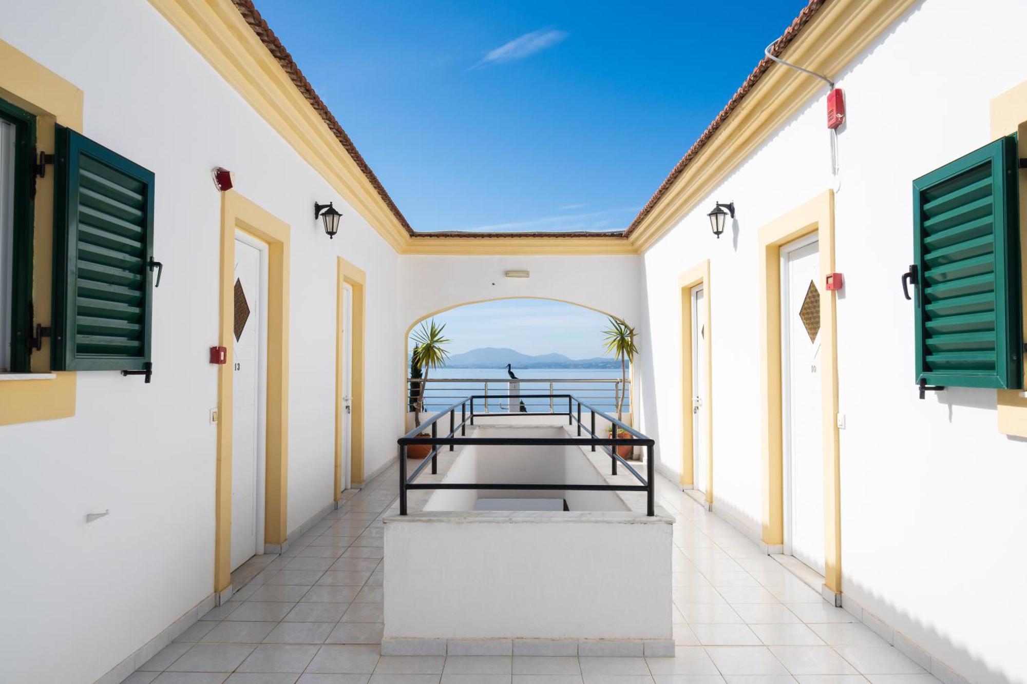 Crystal Blue Hotel, برباتي المظهر الخارجي الصورة